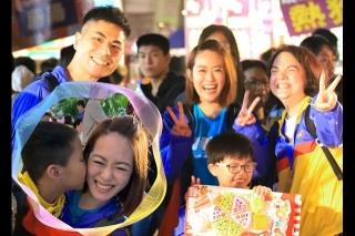 So Caring! Kaki Leung learns sign language to bring the children with disabilities to Taiwan